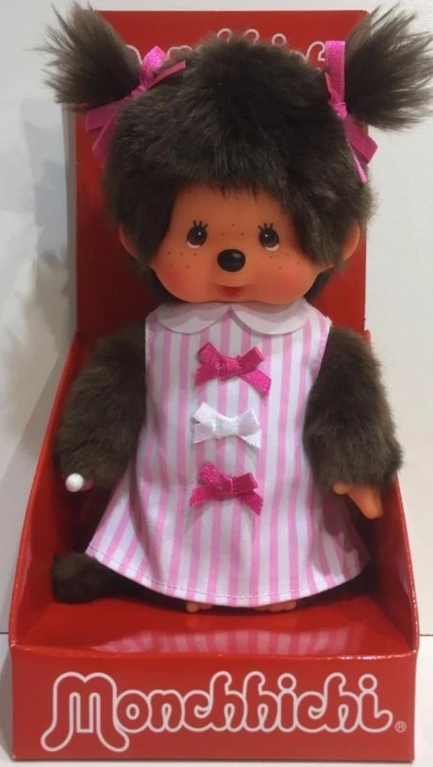 Sekiguchi 223589 Original Monchhichi Mädchen, Aus Braunem Plüsch, Mit Pink-weiß Gestreiftem Kleid Und Zöpfen Mit Schleifen, Ca. 20 Cm 2 Sekiguchi 223589 Original Monchhichi Mädchen, Aus Braunem Plüsch, Mit Pink-weiß Gestreiftem Kleid Und Zöpfen Mit Schleifen, Ca. 20 Cm – Bild 2