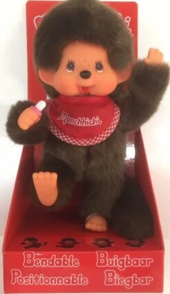 Sekiguchi 255177 - Original Monchhichi Junge, Aus Braunem Plüsch, Mit Rot-weißem Lätzchen, Ca. 20 Cm -Plüschtiere sekiguchi 255177 original monchhichi junge aus braunem pluesch mit rot weissem laetzchen ca 20 cm 3
